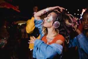 Silent disco feest met studenten die draadloze koptelefoons dragen en genieten van verschillende muziekkanalen