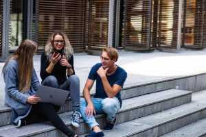 Studenten discussiëren over welke opleiding te kiezen. Het beeld toont jonge mensen in gesprek over hun studiekeuze.
