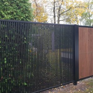 Modern spijlen hekwerk met houten poort - praktische keuze voor veiligheid en privacy