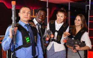 Groep mensen die lasergamen spelen met professionele lasergamen uitrusting in een ingerichte speelhal