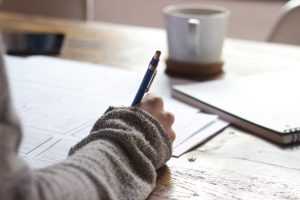 Docent geeft persoonlijker onderwijs door één-op-één begeleiding en feedback aan een leerling