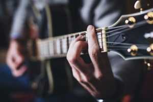 Gitaar leren spelen - beginner houding en vingerplaatsing op de frets voor juiste techniek