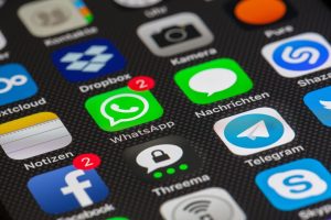 Visuele representatie van toekomst mobiele technologie met AI, AR en gepersonaliseerde apps