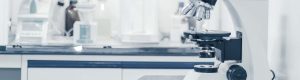 VOS Instrumenten assortiment laboratoriumbenodigdheden inclusief pipetten, microscopen en veiligheidsuitrusting voor professi