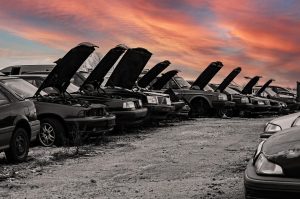 Autosloperij in Delft werkplaats waar gerecyclede auto-onderdelen worden verwerkt voor duurzaam autobeheer