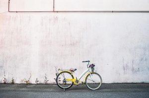 Professionele behanger in Ede brengt modern behang aan op muur voor huistransformatie