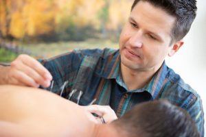 Acupuncturist in Almelo voert behandeling uit met naalden voor pijnverlichting en wellness