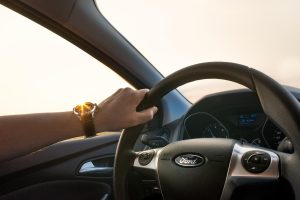 Rijschool Hilversum instructeur geeft praktijkles in moderne auto met veiligheidsvoorzieningen