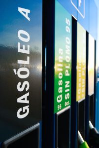 Infographic over de benzineprijs in Hilversum met factoren die de prijs beïnvloeden en tips voor pendelaars