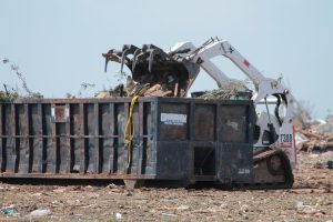 Dakafval in container: dakpannen, isolatie en bouwresten na dakrenovatie op veilige manier afvoeren