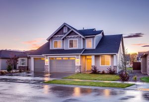 Huiseigenaar voert essentieel woningonderhoud uit met professionele tools en duurzame materialen