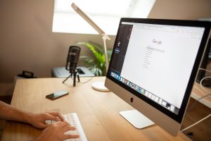 SEO tekstschrijver aan het werk: het creëren van zoekmachinegeoptimaliseerde content voor betere Google rankings