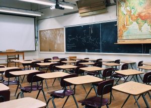 Jongere draagt houding corrector op school voor betere rugsteun en concentratie tijdens lessen