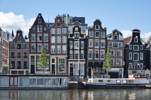 Fysiotherapeut behandelt patiënt in Amsterdam Watergraafsmeer op moderne behandeltafel