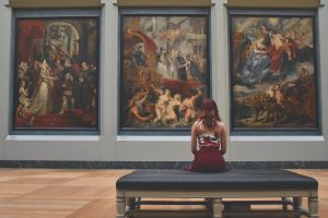Professionele art handlers prepareren en positioneren kunstwerk voor tentoonstelling met zorgvuldige handling