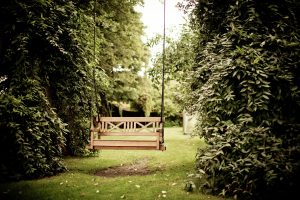 Professioneel aangelegde tuin nabij Den Bosch met strakke bestrating, groene beplanting en moderne erfafscheiding door Hoveni
