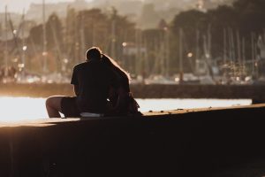 Twee 50-plussers ontmoeten elkaar voor het juiste moment binnen online dating na digitaal contact