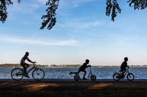 Fietsenhandelaar geeft advies over het kiezen van de juiste kinderfiets met aandacht voor framemaat, veiligheid en comfort