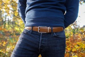 Leren heren riemen in zwart en bruin, veelzijdige accessoires voor zakelijk en casual gebruik.