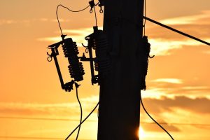 Elektricien Oosterhout met 10+ jaar ervaring controleren elektrische installatie in groepenkast voor veiligheid