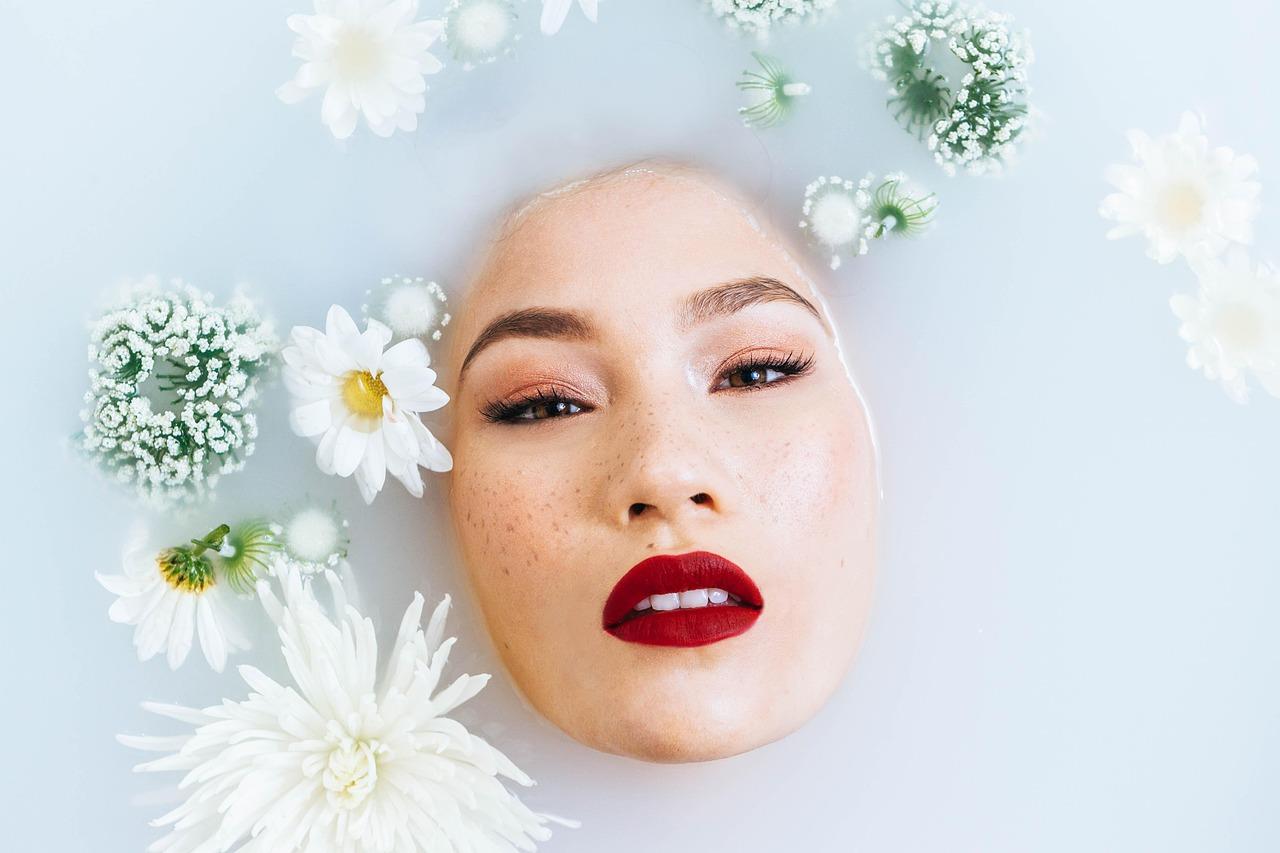 Illustratie van toner kopen met advies: milde kalmerende formules met ingrediënten zoals niacinamide en glycerine voor gezond